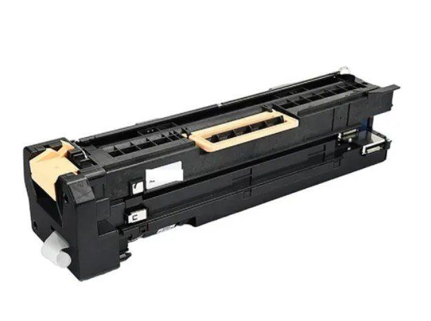 Um cartucho de impressora preto está sobre uma superfície branca.