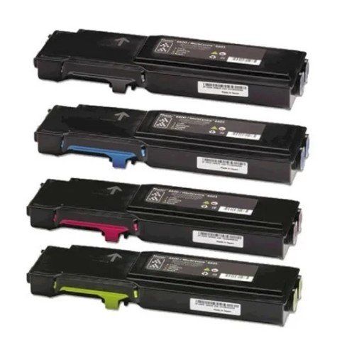 Quatro cartuchos de toner de cores diferentes estão empilhados uns sobre os outros