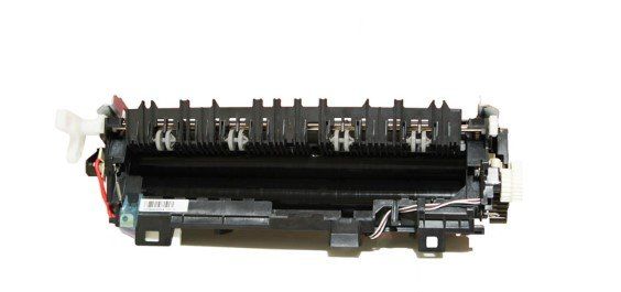 Um close de uma impressora em um fundo branco.