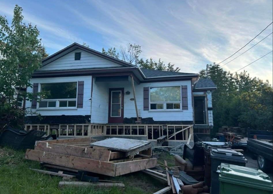 Une maison est en train d'être construite sur une autre maison.