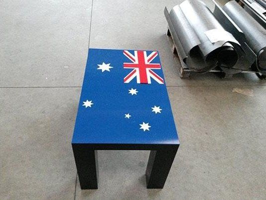 tavolino con bandiera