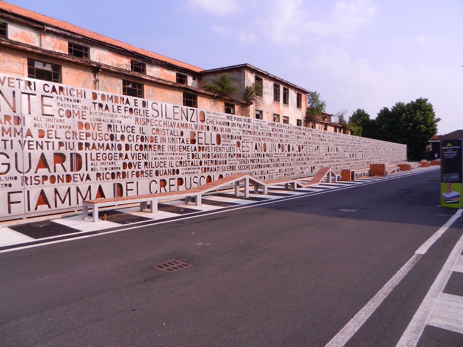 pannello intagliato con scritte