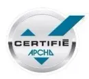 Badge de certification argenté et bleu avec coche et texte « CERTIFIÉ APCHA ».