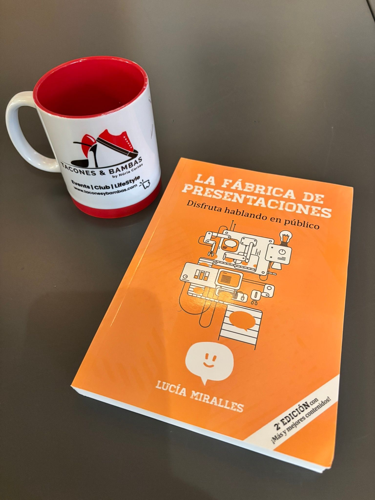 Hombre y mujer sonriendo, sosteniendo el libro 