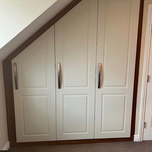 Custom fitted wardrobe installed in a Bramhope home by Applefitted