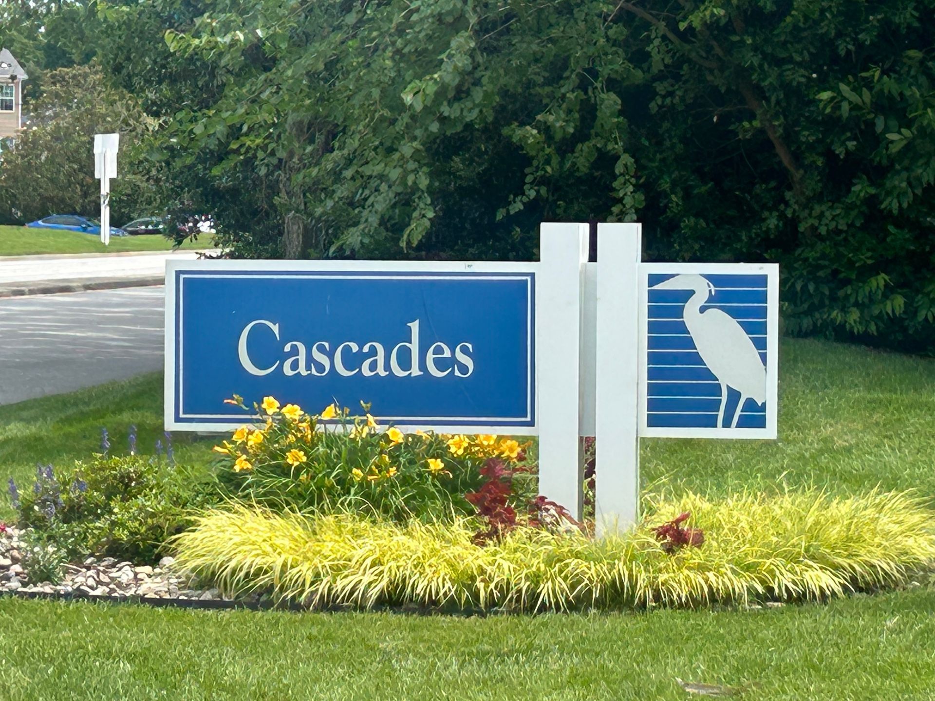 A blue and white sign that says cascades on it