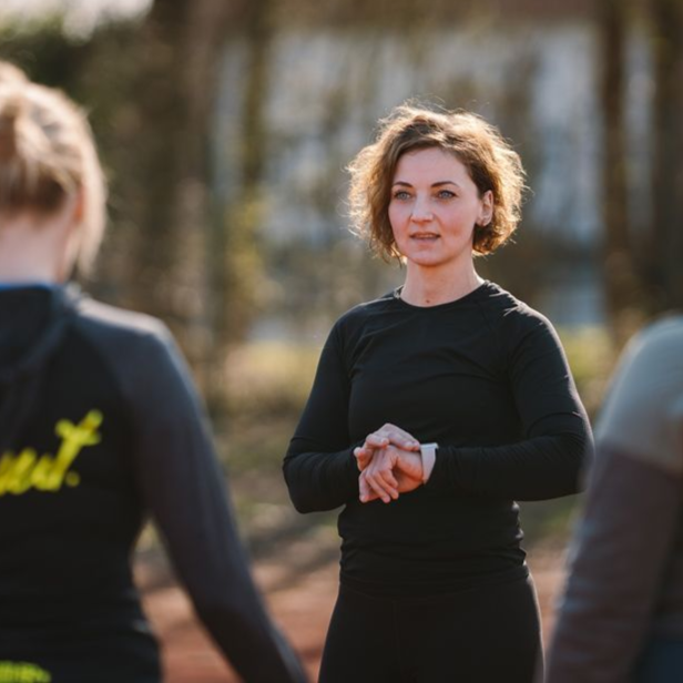 Nahaufnahme einer Frau mit blauen Augen und einem schwarzen Hemd