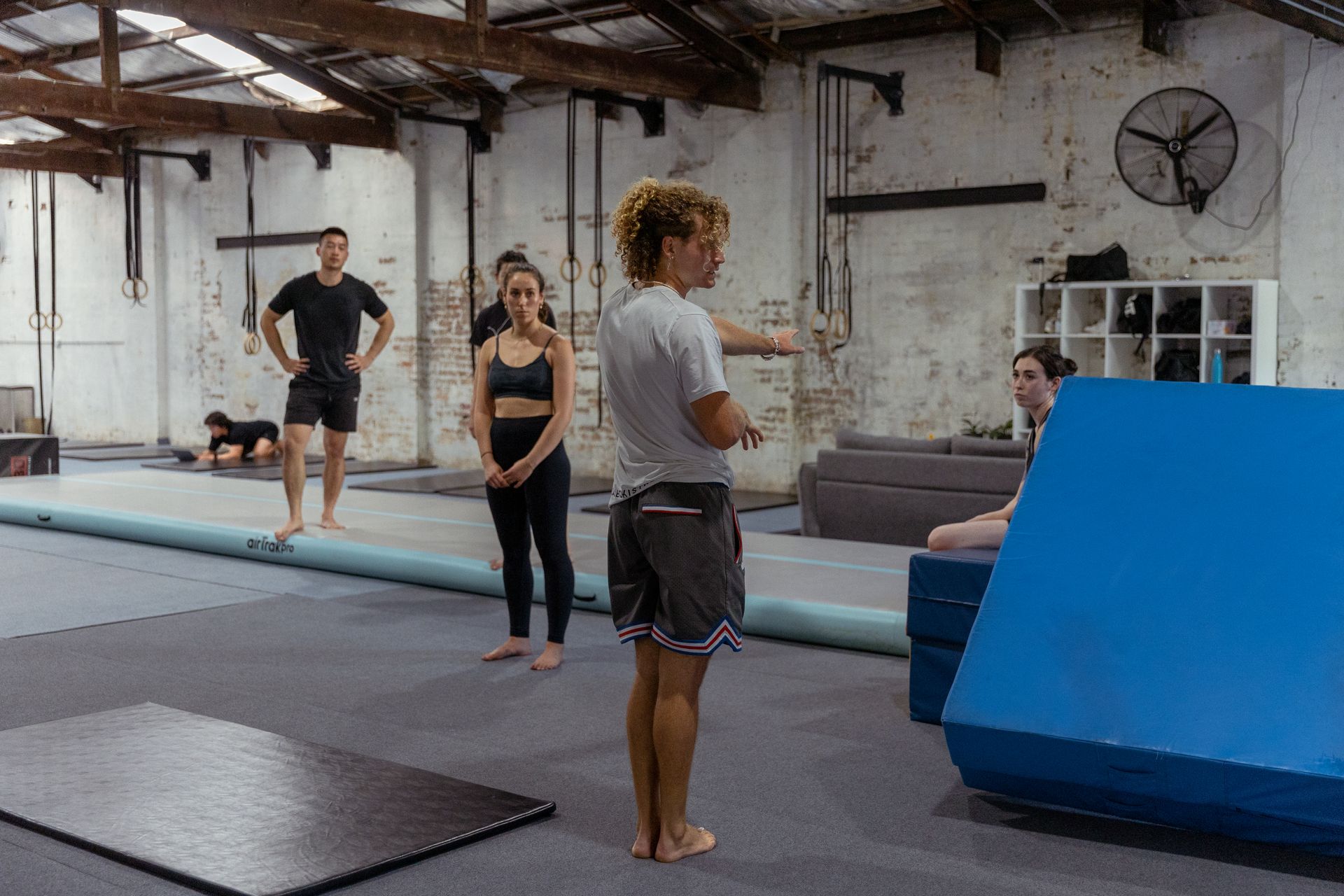 Image of a gym instructor explaining a gym exercise in the gym
