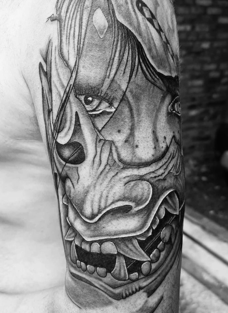 Une photo en noir et blanc d'un tatouage sur le bras d'une personne.