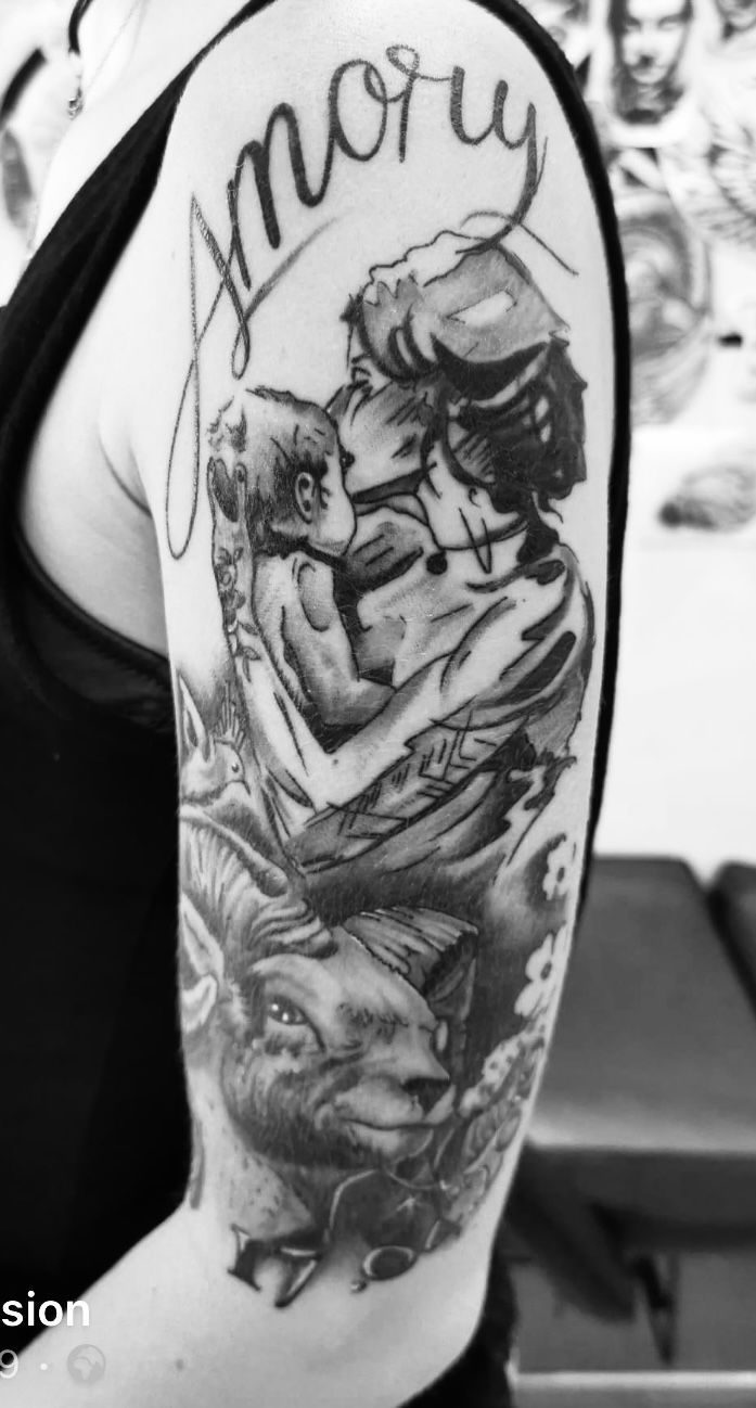 Une femme a un tatouage sur le bras