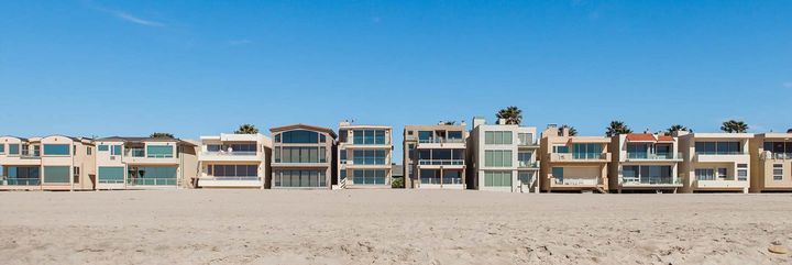 Beautiful Luxury Homes Along Beach
