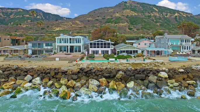Beautiful Luxury Homes Along Ocean Cliff