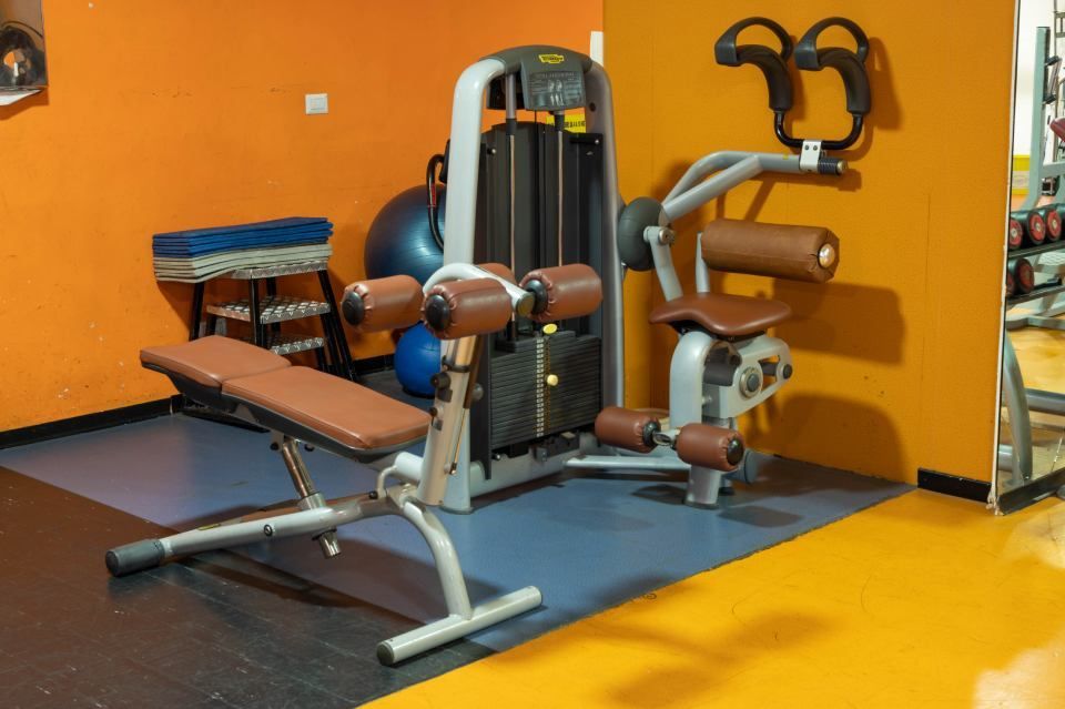 centro fitness con attrezzature moderne