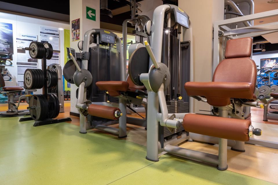 centro fitness con sala attrezzi e attrezzi