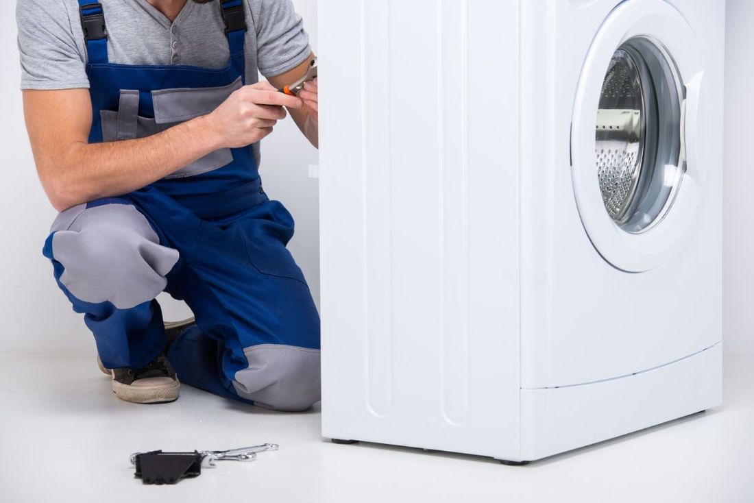 idraulico aggiusta lavatrice