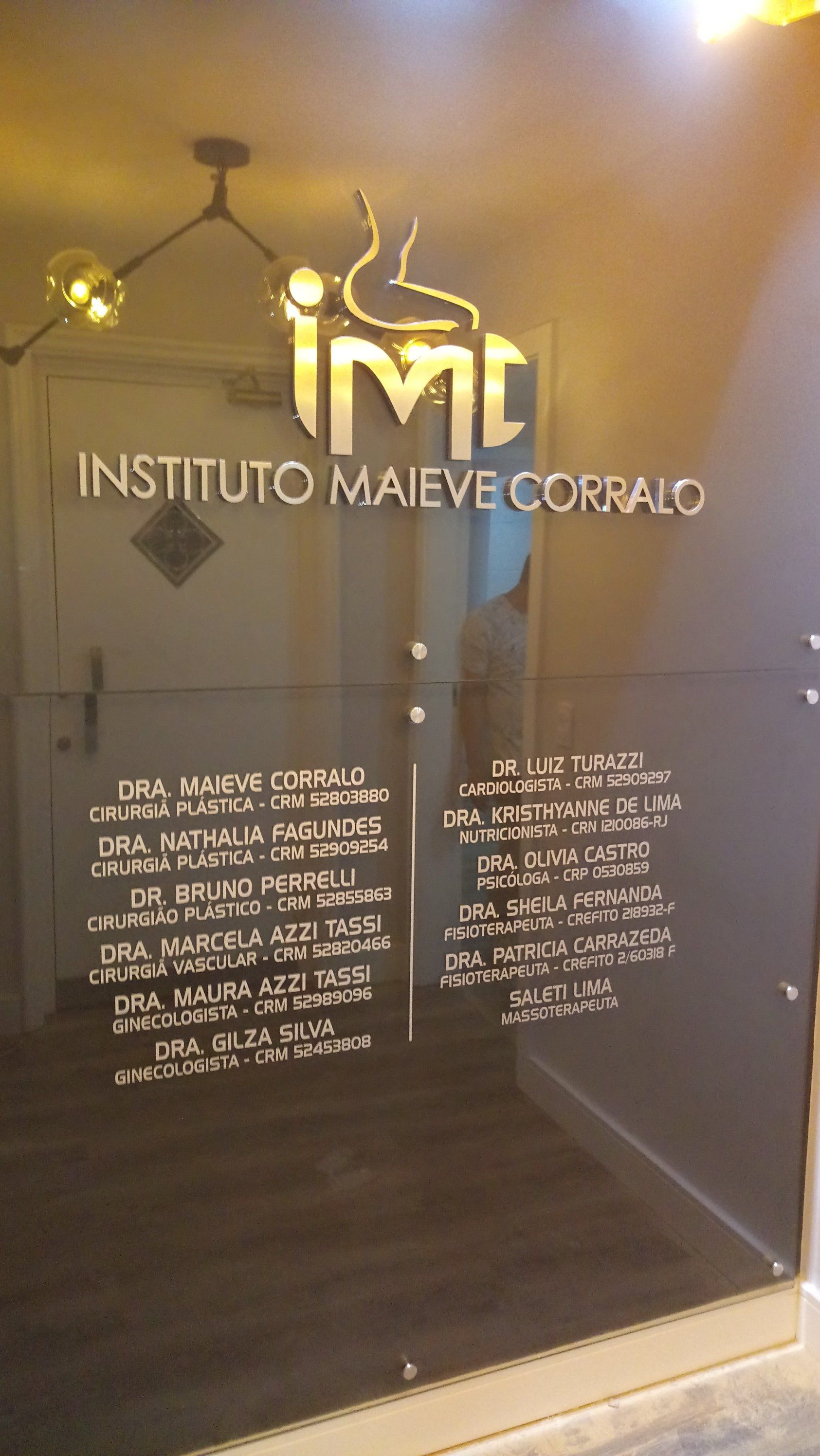 Placa de vidro com letras de aço em relevo