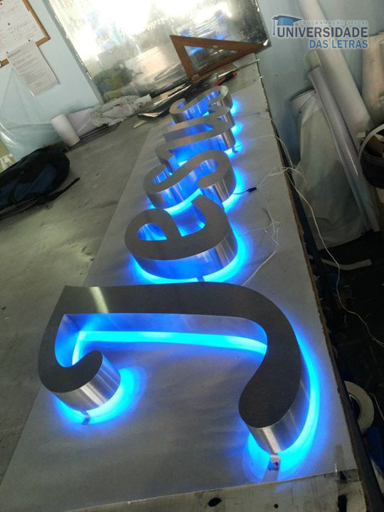 Letra caixa em aço com iluminação LEDS Rio de Janeiro