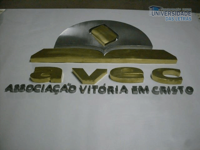 block-letters em latão polido