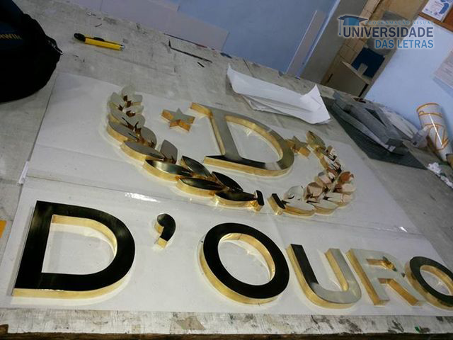 Letras em relevo de latão polido