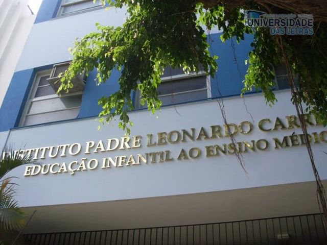 Letras caixa em latão polido