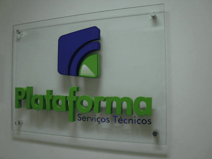 Placas e Painéis em vidro para recepção de escritório