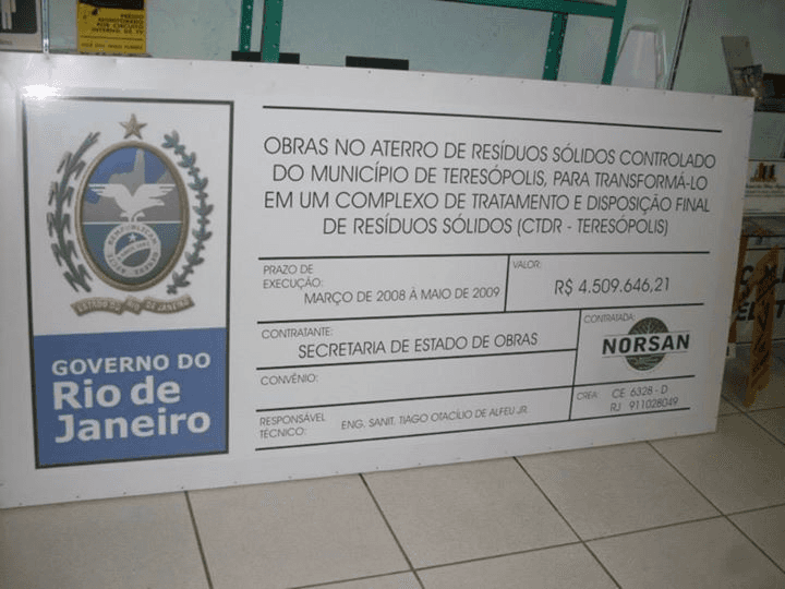 PLACAS DE OBRA EM CHAPA GALVANIZADA, PVC E LONA