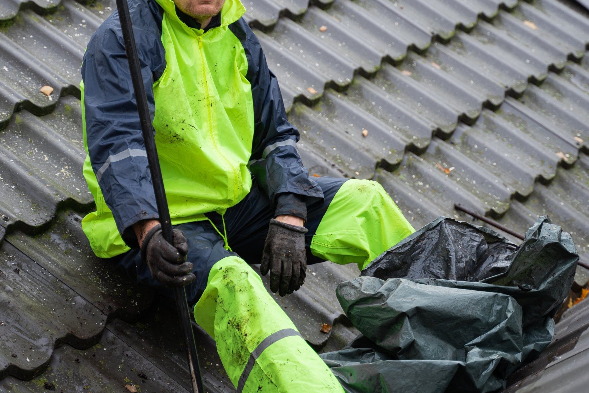 image of roofing expert