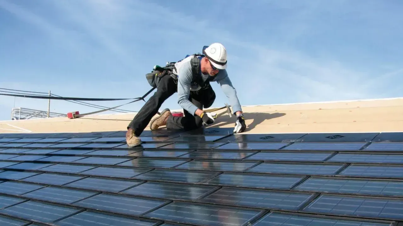 Image of roofer
