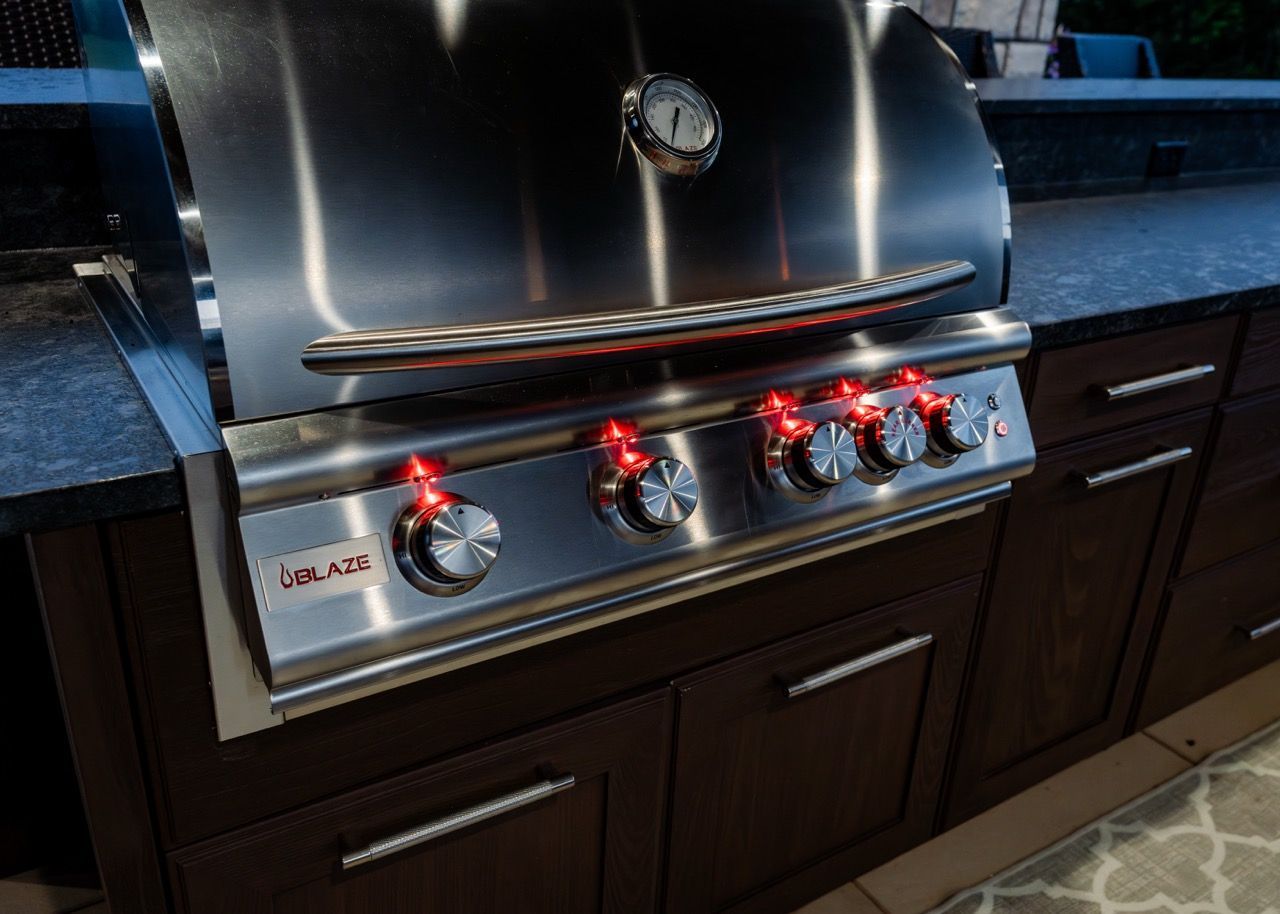 A stainless steel grill is sitting on top of a counter in a kitchen.