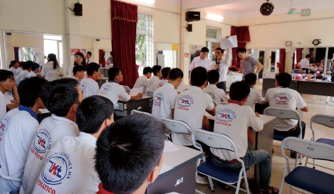 聖力國際辦理外勞引進的觀念學習與法令宣導,移工學員穿著統一服裝專心聆聽專業教育訓練。