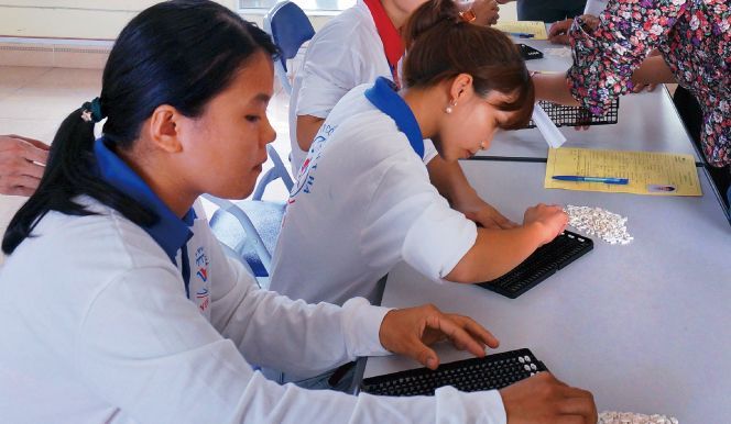 聖力嚴格的海外挑工流程,移工候選人正專心進行智力性格與基礎測驗,確保優良的邏輯思考能力。