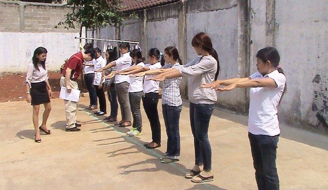 針對製造業廠工進行的體能與手腳靈活度測驗,考官在戶外嚴格觀察移工的反應與協調狀況。