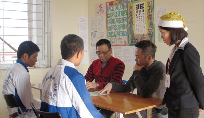 聖力專業顧問團隊與企業雇主在辦公室進行客製化缺工問題討論,量身規劃合法外勞引進名額。