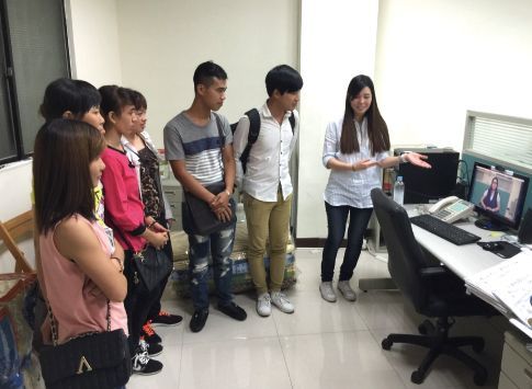 聖力團隊為外籍移工進行工作指導與辦公室環境展示,翻譯人員向學員解說電腦螢幕內容。