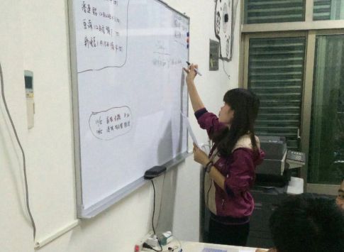 工生活輔導與法規宣導講習,講師在白板上書寫教學內容,提升外勞專業知識與生活素養。