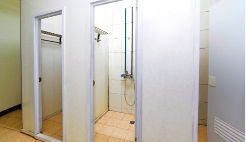 聖力國際外勞宿舍管理的乾淨衛浴設備,提供移工安全且鋪有瓷磚的獨立淋浴隔間。