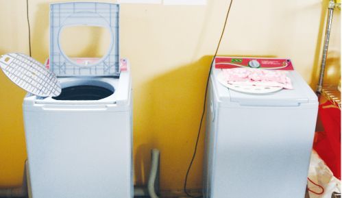 移工宿舍內配備齊全的公共設施,提供上翻式洗衣機方便外籍廠工與看護清洗日常衣物。