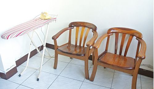 外勞宿舍內舒適的休息空間與交誼區,備有木製座椅與熨衣板供移工下班後放鬆與打理生活。