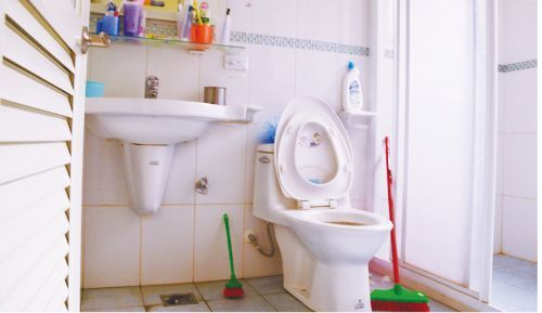 由專人定期維護環境衛生的移工宿舍廁所,提供乾淨的洗手台與敞開式馬桶設備。