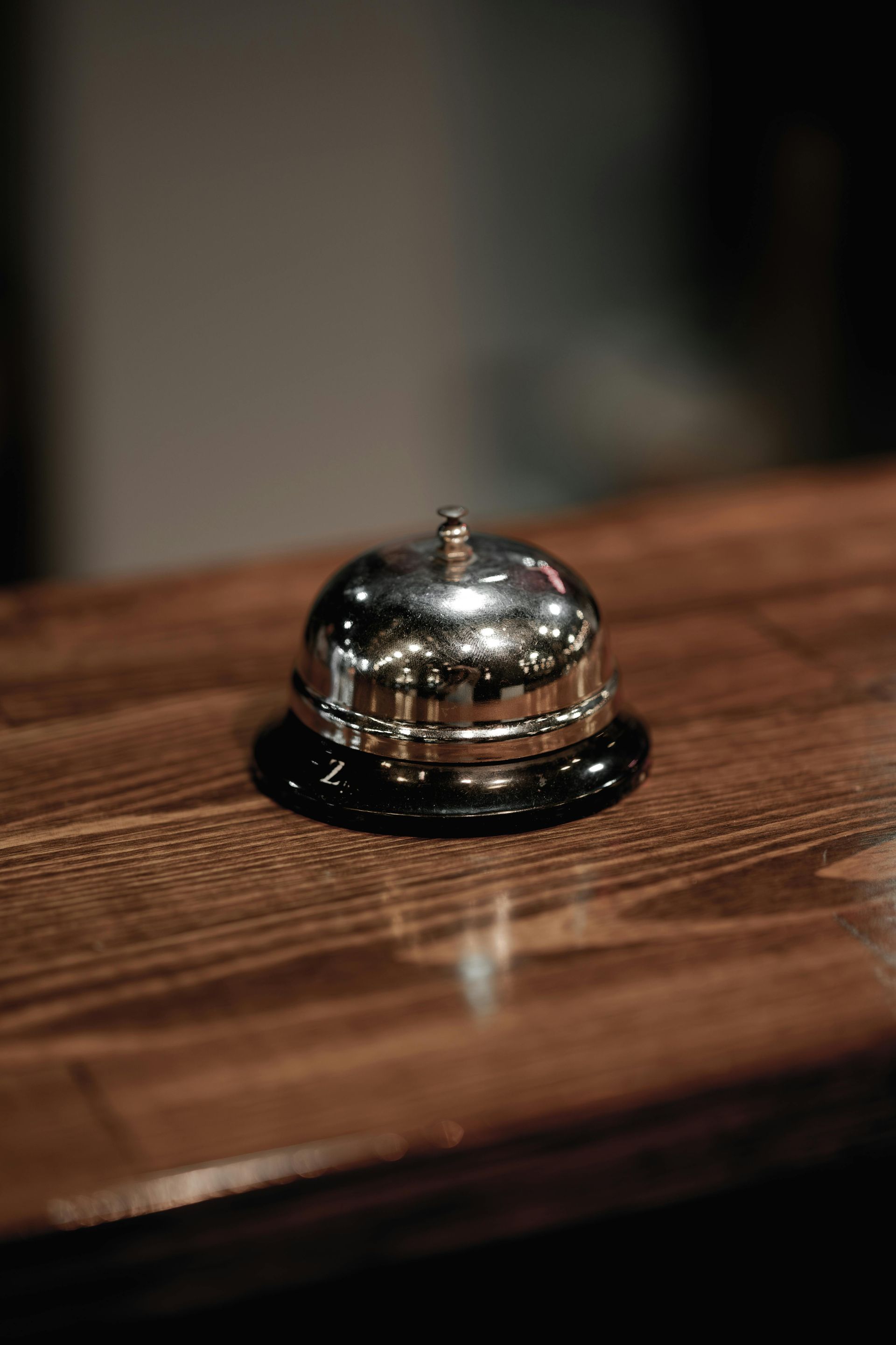 隨著邊境全面開放與觀光業強勁復甦,台灣旅宿業面臨史無前例的「人力荒」。目前政府正針對「旅宿業開放移工」進行滾動式評估,並先行放寬僑外生工讀時數與評點制門檻。本文將解析最新政策走向,協助業者在缺工浪潮中