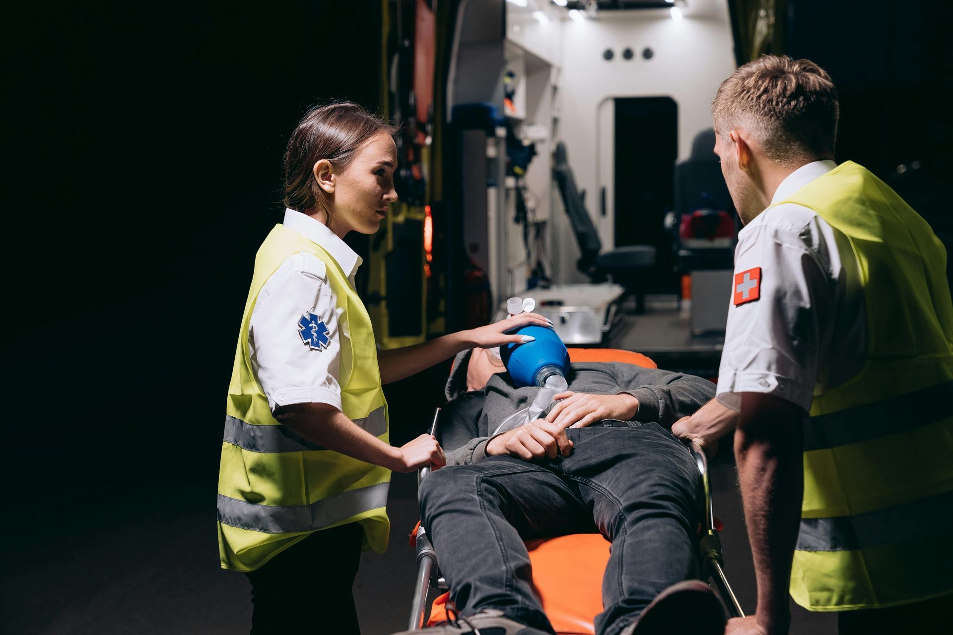 為鼓勵企業加強職業安全衛生管理,勞動部針對員工數達 50 人以上 之投保單位實施「實績費率」制度。最新數據顯示,超過 7 成適用單位因職災防治有成而獲得保費減收。企業不僅能保障員工安全,更能直接降低經