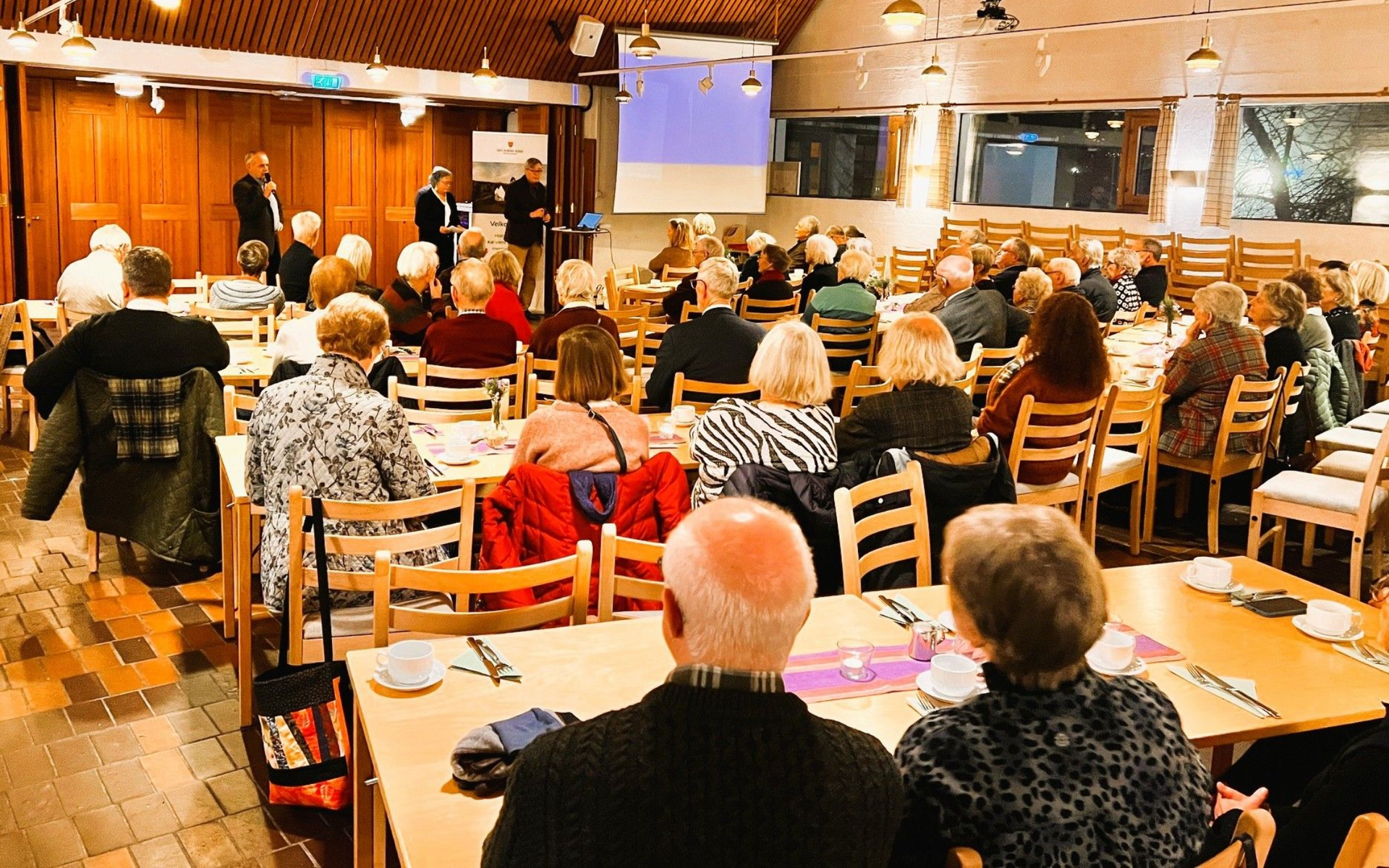 I år fikk vi besøk av Liv Berit Tessem og Kjetil Wiedswang, som holdt et spennende foredrag om julens historie og tradisjoner. Foredraget tok oss med på en reise gjennom ulike tidsepoker, hvor vi fikk innblikk i hvordan julefeiringen har utviklet seg og hvilke skikker som har blitt bevart eller forandret opp gjennom årene. De to foredragsholderne har sammen gitt ut boken "Jul".