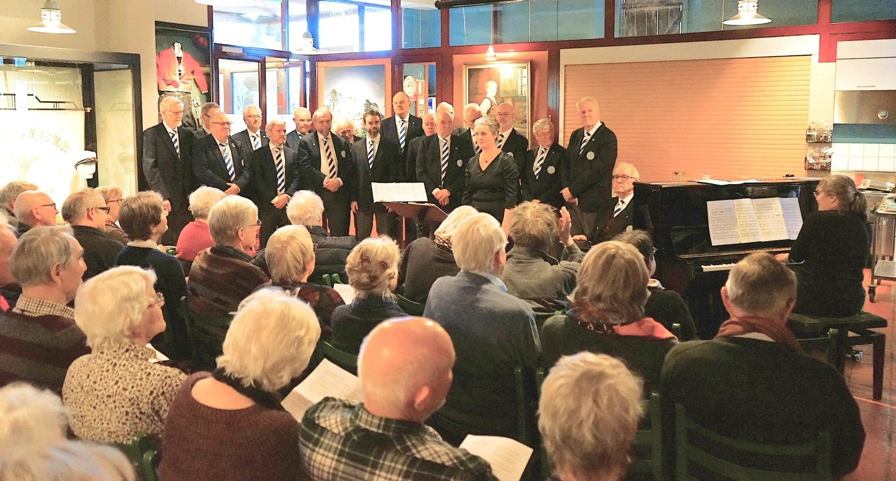 Etter foredraget om Arne Garborg sang Asker Mannskor tonsatte diskt av Arne Garborg.