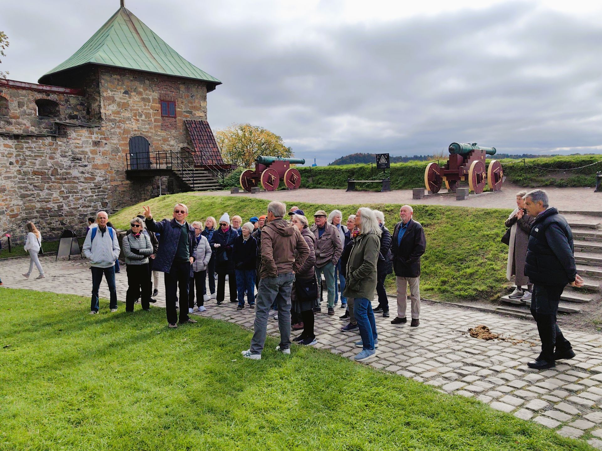 I begynnelsen av oktober hadde Historielaget besøk på den over sju hundre år gamle festningen på Ake