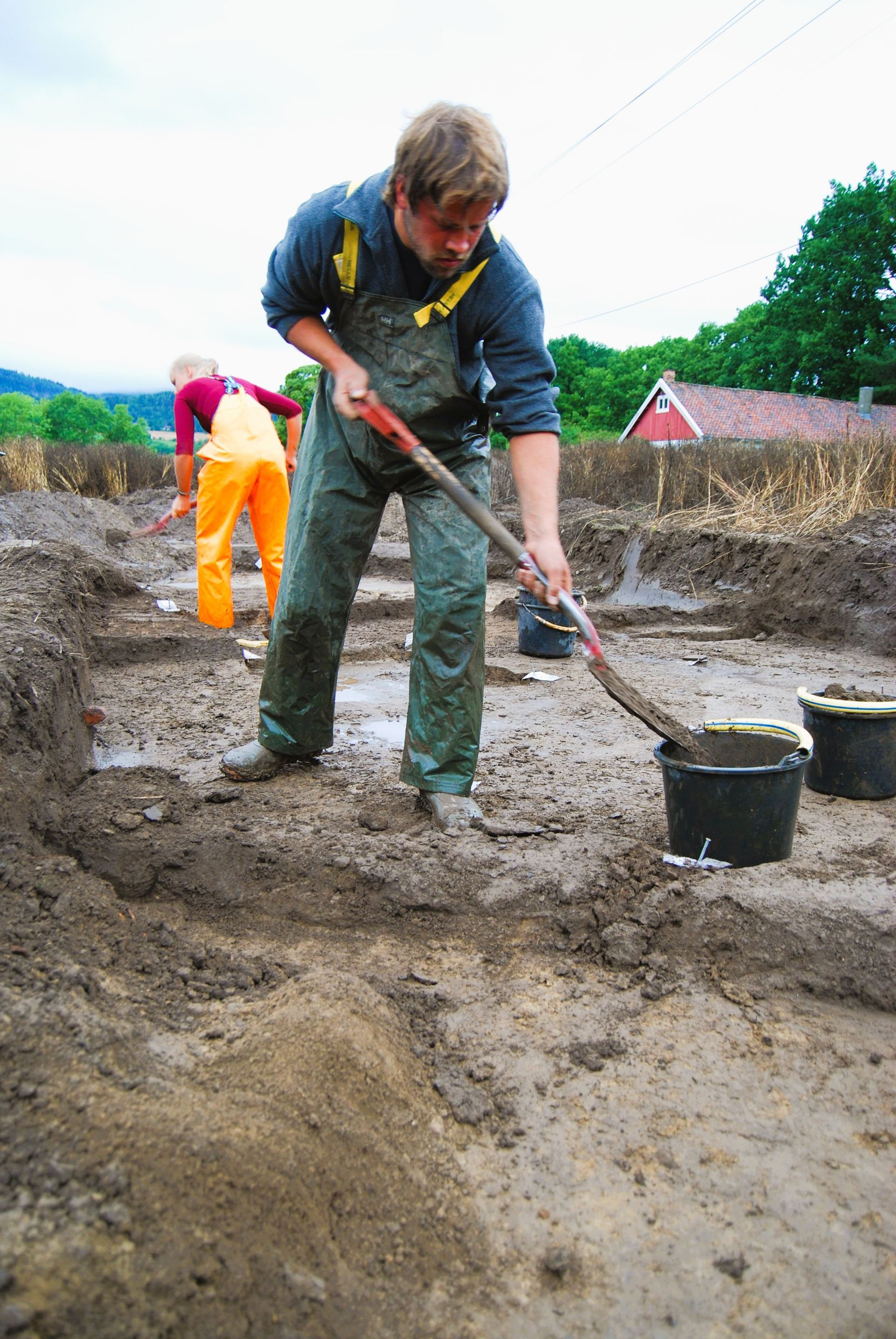 Arkeologer i arbeid under de arkeologiske utgravningene på Wøyen i 2008. (Foto: Unimus/KHM)