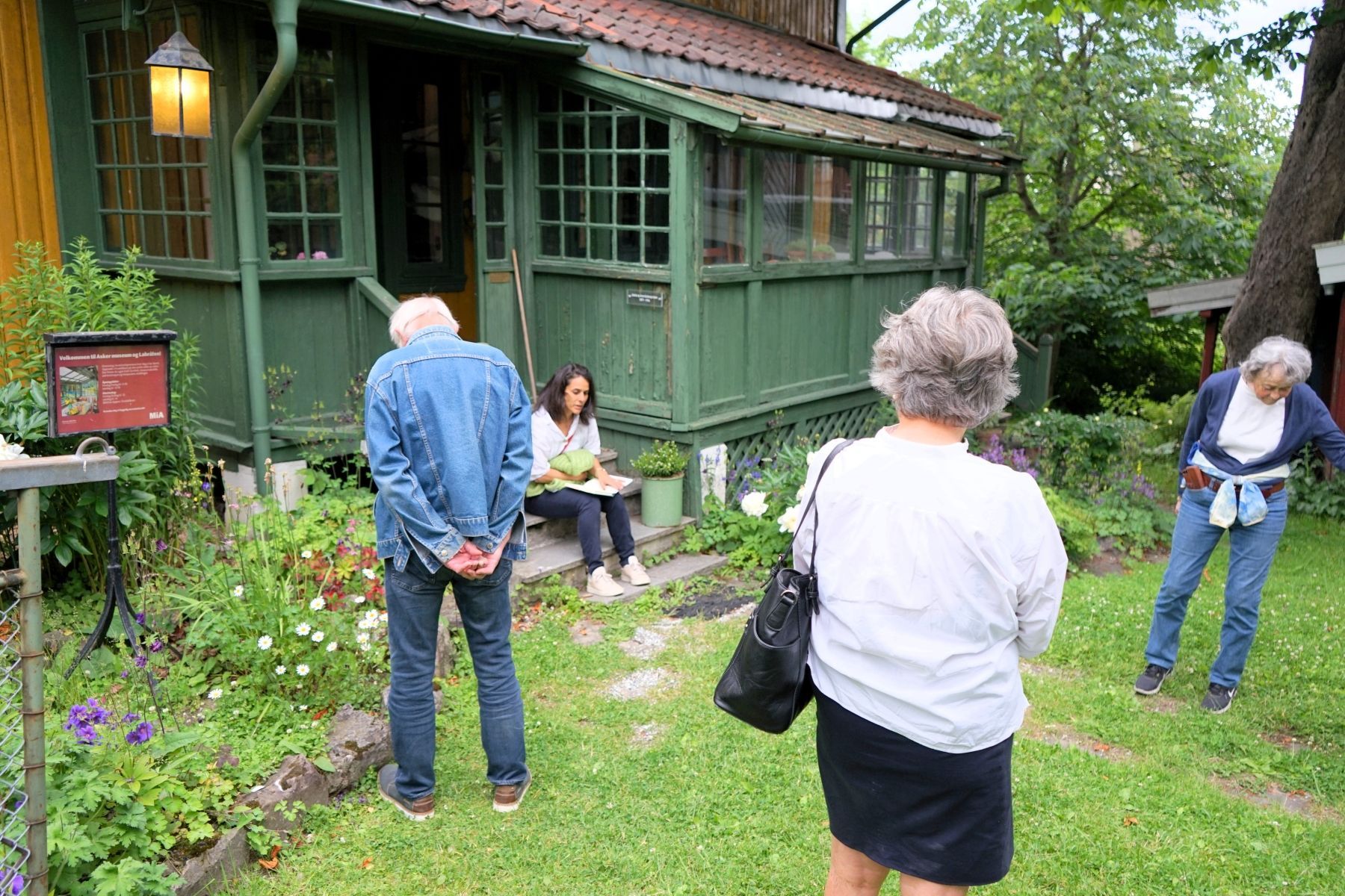 Konservator Miriam Rose Sitkin Røsler-Nilsen avsluttet omvisningen med å lese fra noen av Arne Garborgs tanker.
