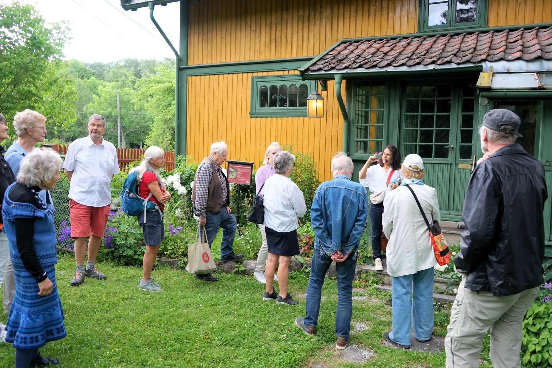 Fra Historielagets omvisning på Asker museum med konservator Miriam Rose Sitkin Røsler-Nilsen.
