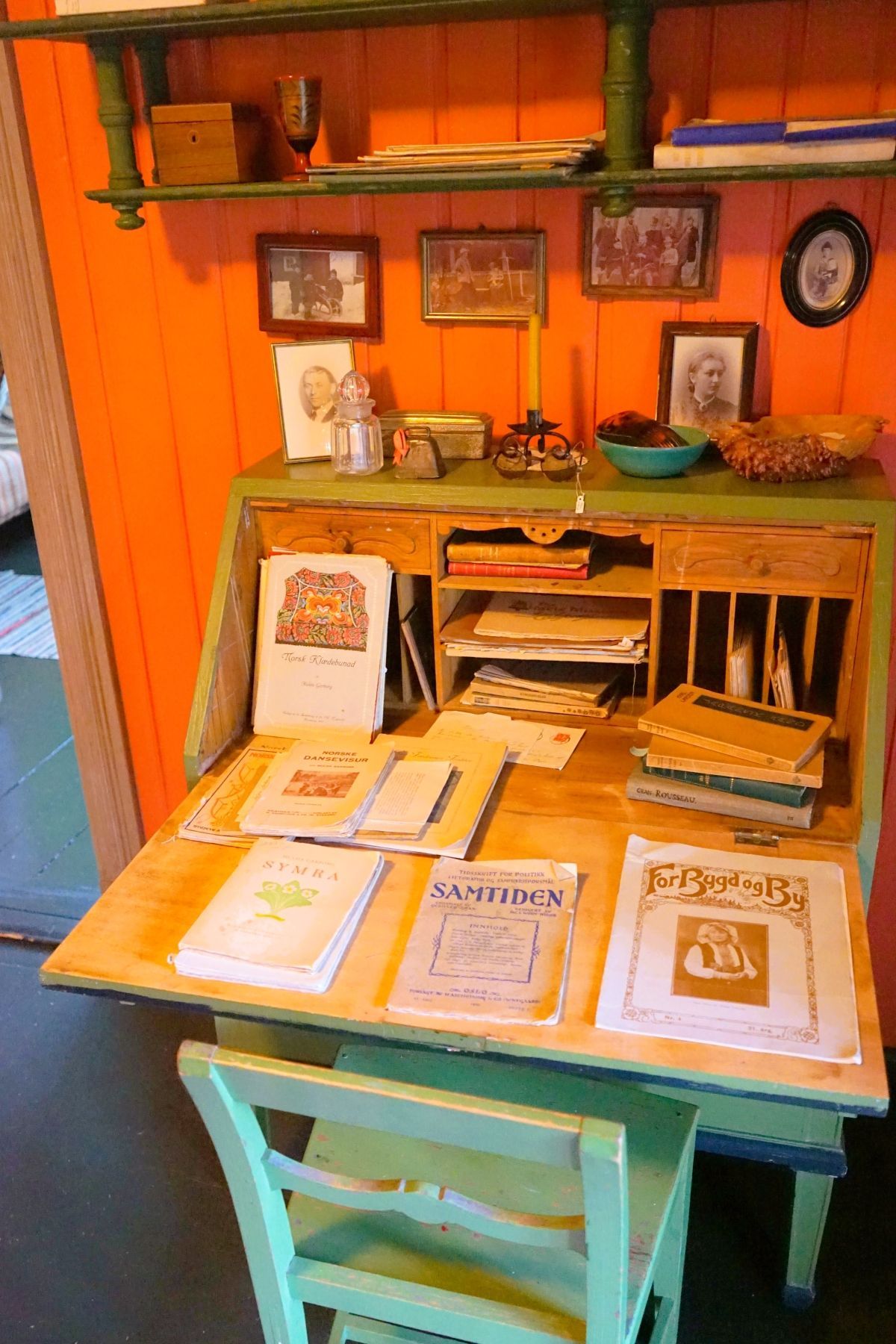 Vi har i dag flere av Hulda Garborgs dagbøker. Det er interessant å lese om da hun synes hagebruket begynte å bli innbringende: Hadde solgt for 50 øre rabarbra!