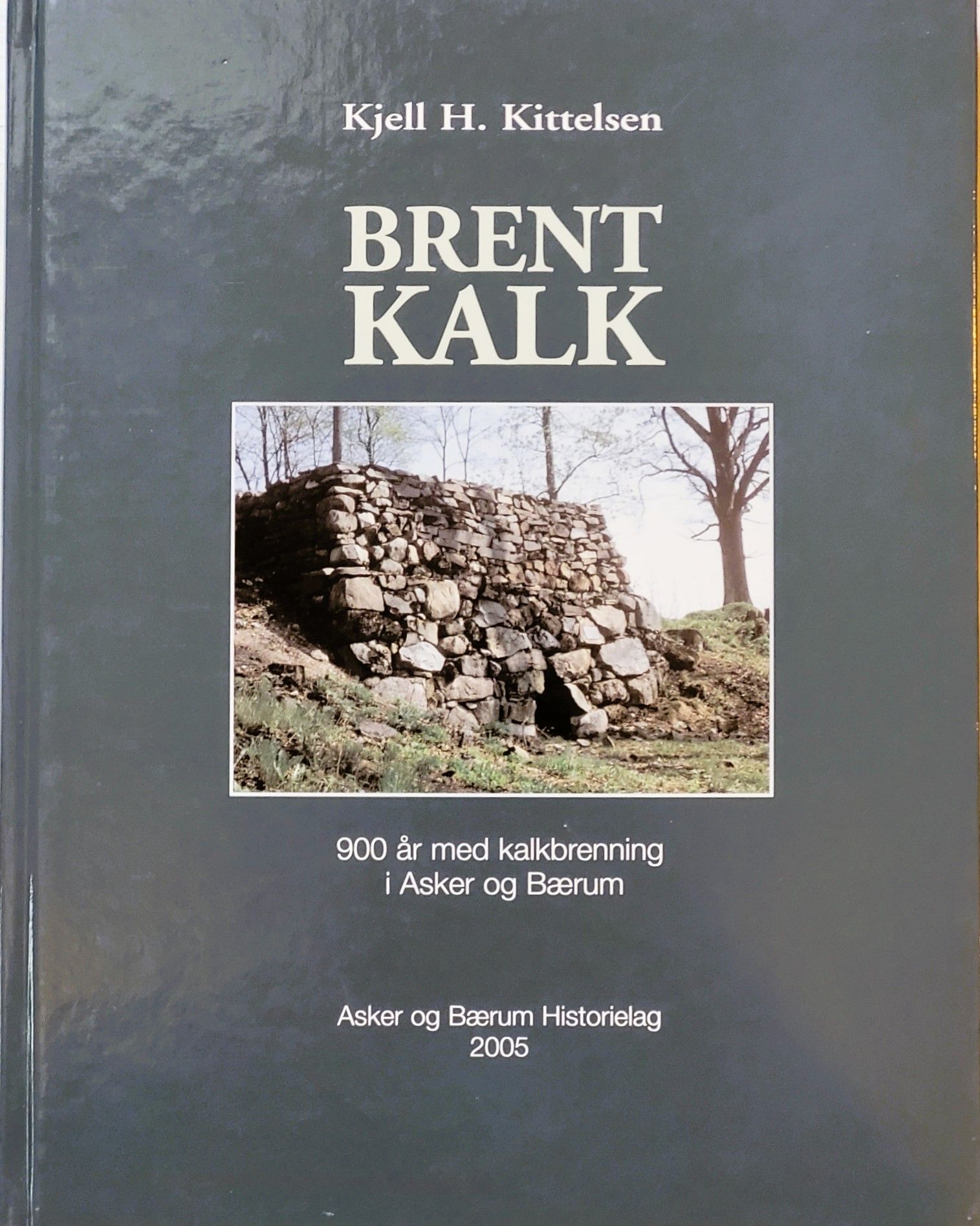 Brent kalk, Kjell H.Kittelsen.  Utgitt av Asker og Bærum Historielag     Fra AB-historielags mange boktitler har vi trukket frem Brent kalk. Boken er skrevet av Kjell H.Kittelsen og er et resultat av «Det store kalkprosjektet» rundt 2000 tallet. Det resulterte blant annet i boken som dokumenterer kalkbrenning aktiviteter i Asker og Bærum gjennom 900 år. Slependen, eller Sleben som navnet var på den tiden, var på 16 til 18hundre tallet betegnelsen på kystområdet fra Holtekilen til Røyken. Det var faktisk et av få told- og ladesteder på den tid, for toll skulle det betales for all kalk som gikk ut av Sleben-området, enten det var til fremmede kyster eller andre steder i Norge. Men dette og mye annet kan du lese om i boken.  Den er rikt illustrert med gode kart og bilder, og gir et godt innblikk i vår relativt nære fortid, der kalk var en betydelig handelsvare. Boken er tilgjengelig hos vår samarbeidspartner Høvik Bokhandel <epost>