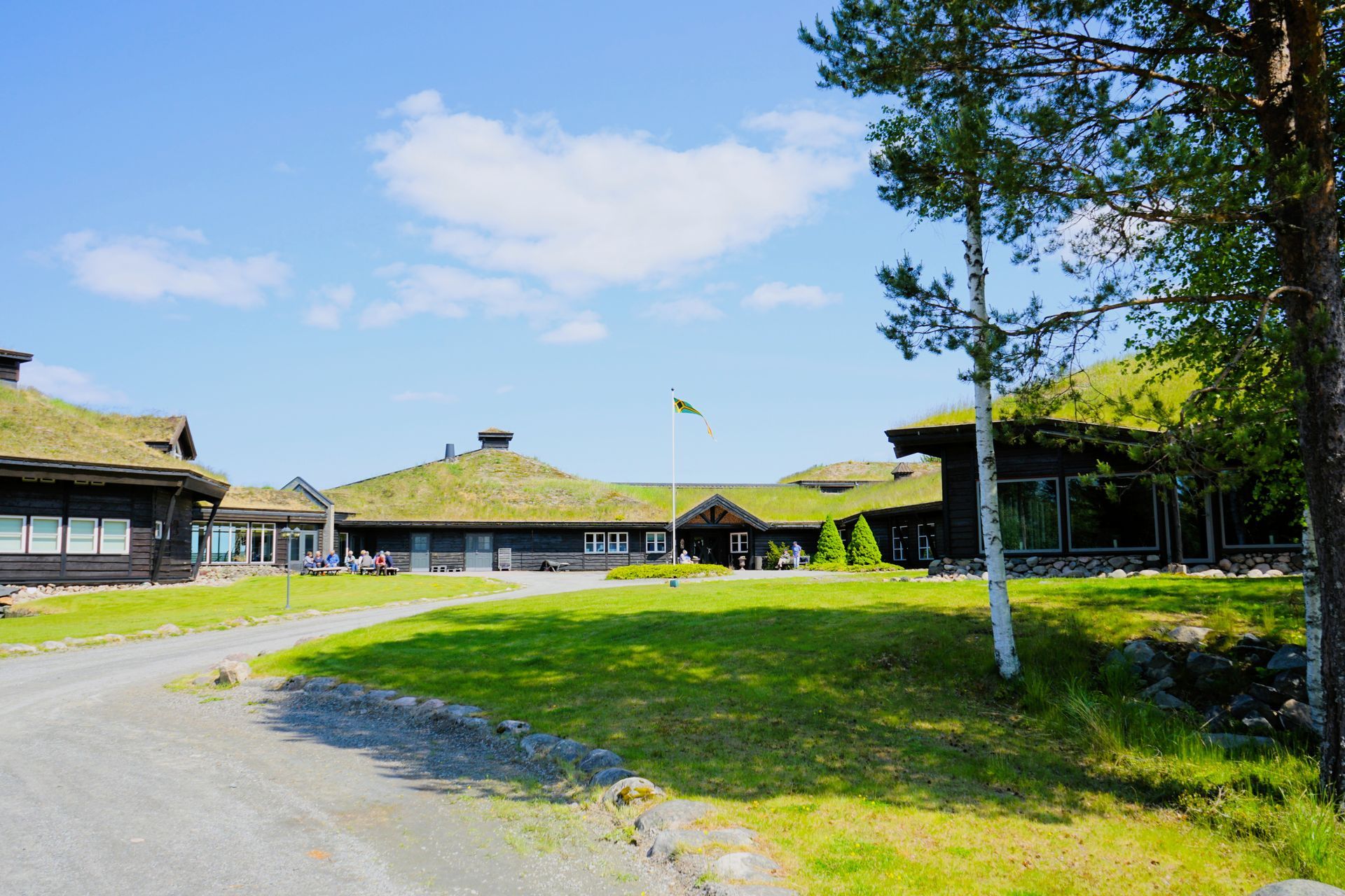 Finnskogtoppen Velværehotell, som var turens første mål. Det stod og ventet på oss, og her var det skogens ro og vinden som hørtes – og stort sett lite annet. Behagelige rom, god mat og en praktfull utsikt over Finnskogen